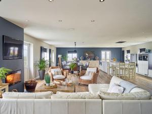Χώρος καθιστικού στο Sea View Manor beach access heated pool hot tub