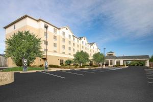 un estacionamiento frente a un gran edificio en Hilton Garden Inn Nashville Smyrna, en Smyrna