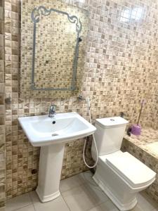bagno con lavandino bianco e servizi igienici di Hôtel Ami Bamba a M'bour