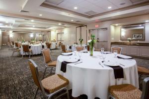 uma sala de banquetes com mesas e cadeiras com toalhas de mesa brancas em Hilton Garden Inn Nashville Smyrna em Smyrna