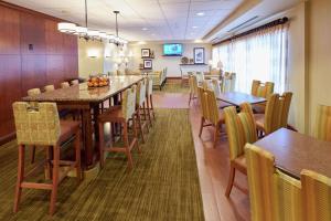 un comedor con una mesa larga y sillas en Hampton Inn Massillon, en Massillon