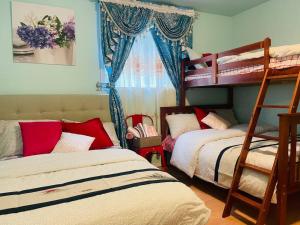 Двухъярусная кровать или двухъярусные кровати в номере Four Seasons Private Villa