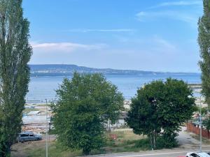 - une vue sur une étendue d'eau arborée dans l'établissement Seaside Serenity - luxurious beach-front apartment with a refreshing pool, à Varna