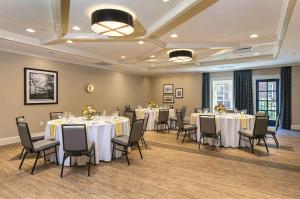 uma sala de banquetes com mesas e cadeiras e um tecto em Hilton Madison Monona Terrace em Madison