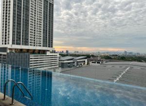 a swimming pool on the roof of a building at Fiifo TenKinrara-Pavillion-IOI Mall-SunwayPyramid in Puchong
