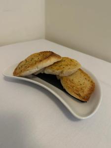 zwei Stück Brot auf einem Teller auf einem Tisch in der Unterkunft The Gables Hotel in Gretna Green