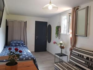 um quarto com uma cama e uma mesa com flores em Appartement Calme, lumineux, Terasse proche Paris em Sceaux