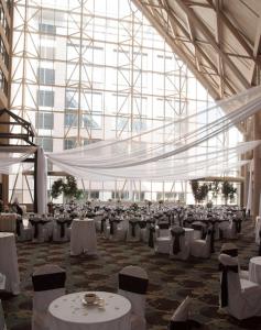 einen großen Bankettsaal mit weißen Tischen und Stühlen in der Unterkunft DoubleTree by Hilton St Paul Downtown in Saint Paul