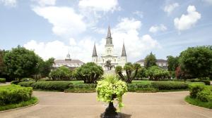 un edificio con una chiesa sullo sfondo di Embassy Suites by Hilton New Orleans Convention Center a New Orleans