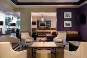 eine Lobby mit Sofas und einem Tisch in der Unterkunft Embassy Suites by Hilton New Orleans Convention Center in New Orleans