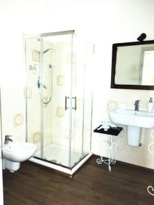a bathroom with a shower and a sink and a toilet at Residenza La Dimora ImPerfetta in Salionze