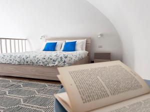 una camera con un letto e un libro su un tavolo di TornaRé a Trani