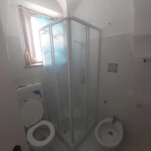 een badkamer met een douche, een toilet en een wastafel bij Casa della Nonna in Atrani
