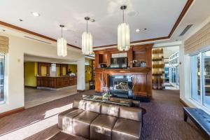 a living room with a leather couch and a fireplace at Hilton Garden Inn Fairfield in Fairfield