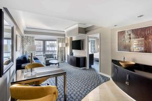 une grande chambre d'hôtel avec un salon dans l'établissement Hilton Club New York, à New York