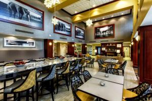 Restaurace v ubytování Hampton Inn & Suites Staten Island