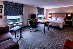 Postel nebo postele na pokoji v ubytování Hampton Inn & Suites Staten Island