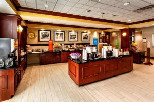 Příslušenství pro přípravu čaje a kávy v ubytování Hampton Inn & Suites Staten Island