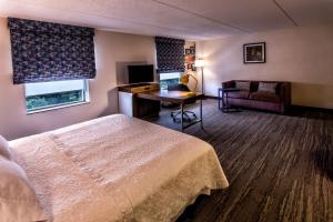 Postel nebo postele na pokoji v ubytování Hampton Inn & Suites Staten Island