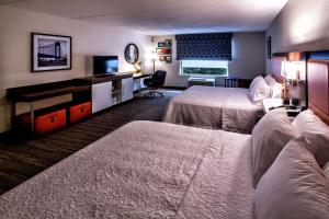 เตียงในห้องที่ Hampton Inn & Suites Staten Island