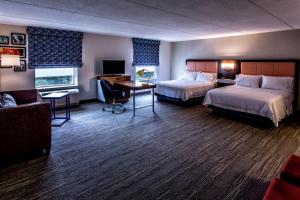 Postel nebo postele na pokoji v ubytování Hampton Inn & Suites Staten Island
