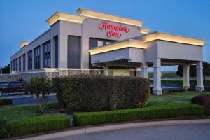 un edificio con un cartel en la parte delantera en Hampton Inn Oklahoma City/Yukon, en Yukon