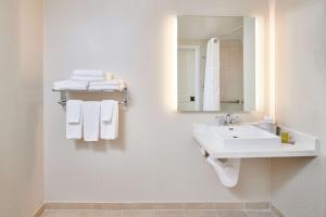 Phòng tắm tại DoubleTree by Hilton Irvine Spectrum