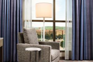 Khu vực ghế ngồi tại DoubleTree by Hilton Irvine Spectrum