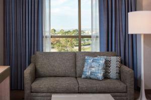 Khu vực ghế ngồi tại DoubleTree by Hilton Irvine Spectrum