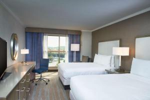 Giường trong phòng chung tại DoubleTree by Hilton Irvine Spectrum