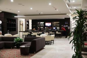 Лаундж или бар в Embassy Suites Ontario - Airport