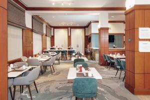 a dining room with tables and chairs and tablesktop at Hilton Garden Inn Evanston in Evanston