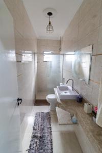 uma casa de banho com um lavatório e um WC em Até 8 Hóspedes, Linda Vista, Piscina, Salão de Jogos e Brinquedoteca em Ouro Preto
