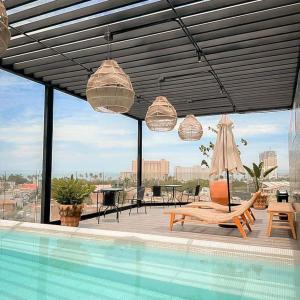 une terrasse avec une piscine, des chaises et un parasol dans l'établissement Mako 54, à Puerto Vallarta