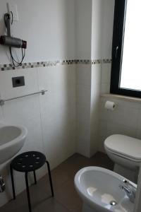 Vinsea Hotel في بيلاريا-إيجيا مارينا: حمام أبيض مع حوض ومرحاض