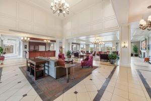 un vestíbulo de un hotel con sillas y mesas en Hilton Garden Inn Suffolk Riverfront, en Suffolk