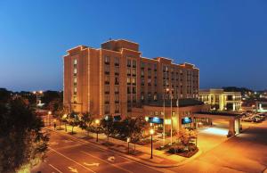 a large building on a city street at night at Hilton Garden Inn Virginia Beach Town Center in Virginia Beach