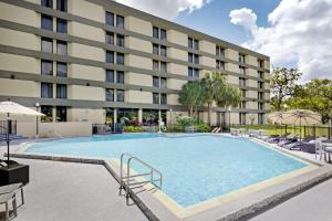 a large pool in front of a hotel at DoubleTree by Hilton Orlando East - UCF Area in Orlando