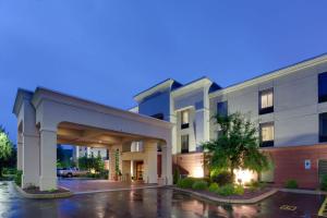 una representación de un edificio de hotel con aparcamiento en Hampton Inn Auburn, en Auburn