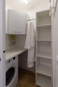 lavadero blanco con lavadora y secadora en Clermont Hyper Centre & Parking en Clermont-Ferrand