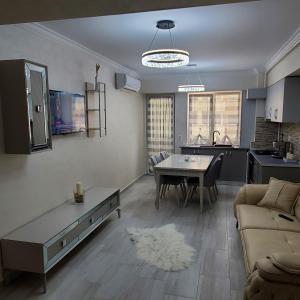 ein Wohnzimmer mit einem Sofa und einem Tisch in der Unterkunft Luxury Apartament Bacovia in Bacău