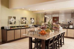 eine Küche mit einem Tisch und Obst darauf in der Unterkunft Hilton Garden Inn Orlando Airport in Orlando