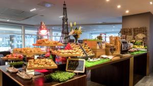 una panadería con una variedad de alimentos en un mostrador en Hilton Paris La Défense, en Puteaux