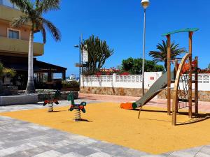 un parque infantil con un tobogán y un tobogán en Casa Piscis, en Adeje