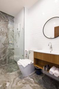 bagno con lavandino, servizi igienici e specchio di Clay Hotel Udonthani a Udon Thani