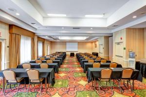 uma grande sala com fileiras de mesas e cadeiras em Hilton Garden Inn Portland Airport em Portland