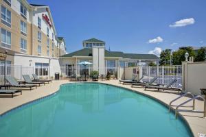 巴拿馬城的住宿－巴拿馬城希爾頓花園酒店，一座带椅子的大型游泳池和一座建筑