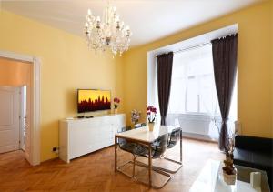 sala de estar con mesa y lámpara de araña en Apartment near the Charles Bridge, en Praga