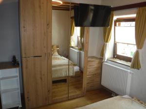 um quarto com uma porta de vidro deslizante e uma cama em Ferienwohnung Weberlenz em Gmünd in Kärnten