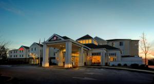 um grande edifício com um edifício em Hilton Garden Inn Kennett Square em Kennett Square